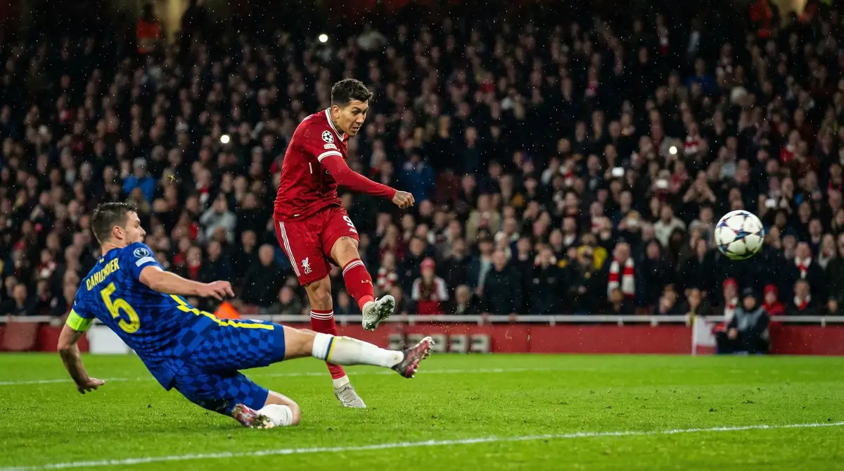 华体会 足球赛事精彩射门瞬间